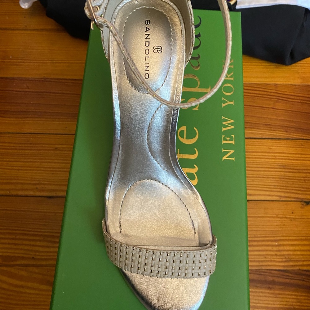BRAND NEW Bandolino gold heels